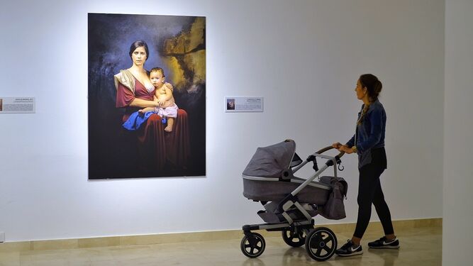 Una joven visita la sala de exposiciones de la Fundación Cajasol, en San Antonio