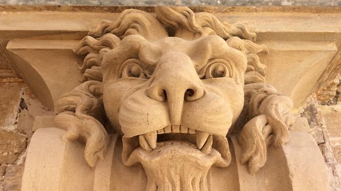 Uno de los caracter&iacute;sticos leones de la fachada principal.