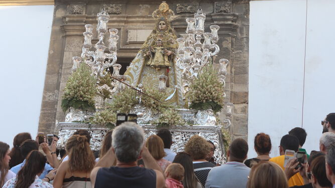 El paso de la Virgen del Rosario saliendo de Santo Domingo