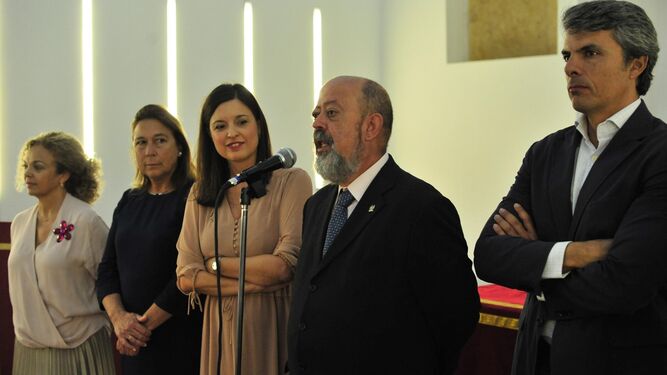 Manuel Mendoza, presidente de El Redentor, junto a la alcaldesa y otros miembros de la Corporación.