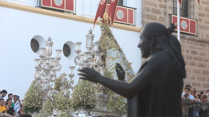 El paso de la Virgen del Rosario baja desde la iglesia de Santo Domingo buscando la calle Plocia.
