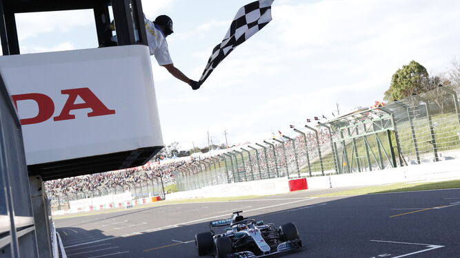 Hamilton cruza la línea de meta en Suzuka como ganador del Gran Premio de Japón.