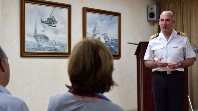El Comandante de la Flotilla de Aeronaves, CN Luis Diaz-Bedia, durante un encuentro de formación para periodistas.