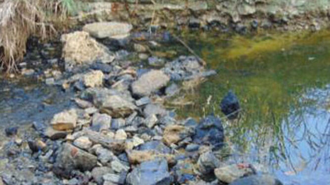 Las piedras y los restos de escombros obstaculizan el cauce del río.