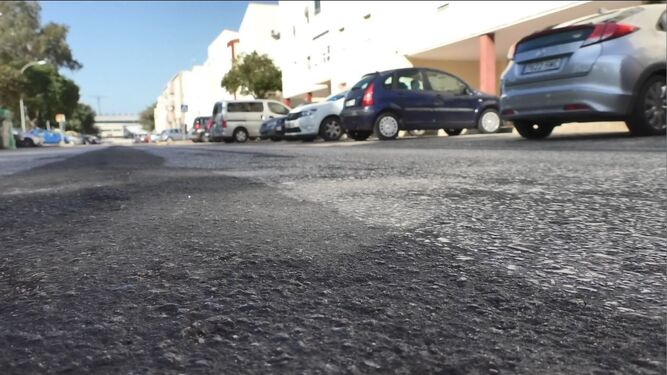 Estado del pavimento de una de las principales calles de la barriada