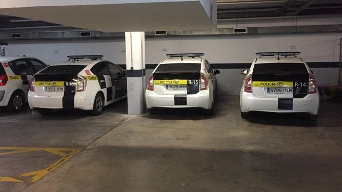 Los tres vehículos policiales, los menos antiguos del parque móvil, que ayer volvieron a estar en servicio.