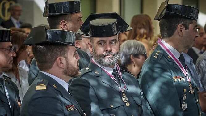 Algunos de los agentes condecorados ayer con motivo de la festividad de la Virgen del Pilar en la Comandancia de la Guardia Civil.