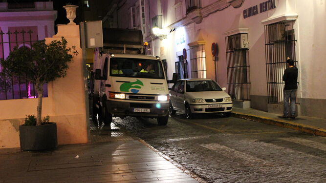 Un camión del servicio de limpieza invade la acera en la calle Soledad, una imagen que el proyecto pretende erradicar.