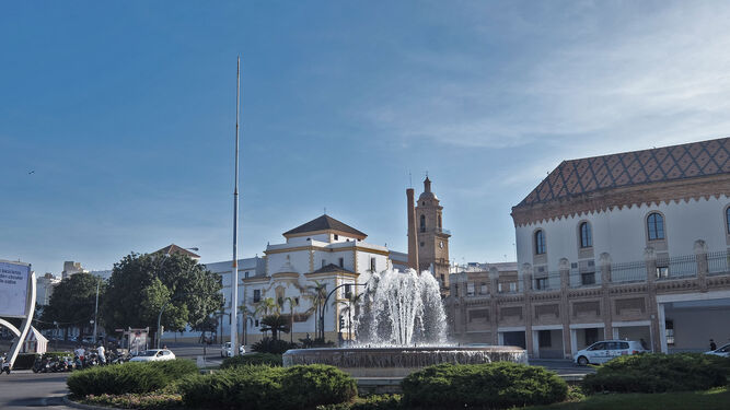 El mástil sin la bandera nacional, ayer en la Plaza de Sevilla de la capital gaditana.