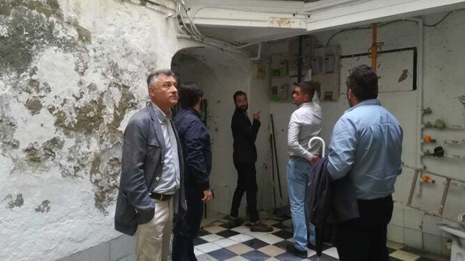 El delegado de Vivienda, Federico Fernández, visita la finca junto a los propietarios de la misma.