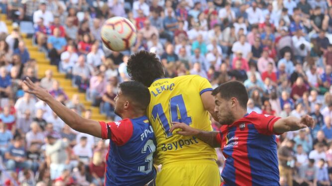 Lekic salta entre dos jugadores del Extremadura en busca del balón.