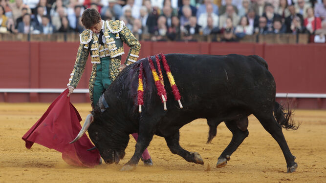 ulián López ‘El Juli’. en un derechazo en su completísima actuación del pasado 16 de abril en la plaza de toros de Sevilla.