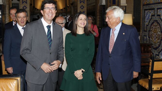 Juan Marín e Inés Arrimadas, junto al presidente de la Cámara de Comercio de Sevilla, Francisco Herrero.