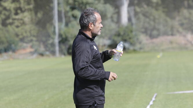 Álvaro Cervera observa una sesión botella de agua en mano.