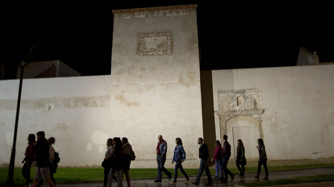 Un grupo de la ruta de los Misterios, ante el Castillo de San Romualdo, en una imagen de archivo.