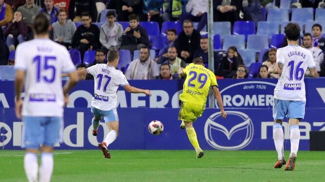 Manu Vallejo remata en la jugada del gol del Cádiz CF.