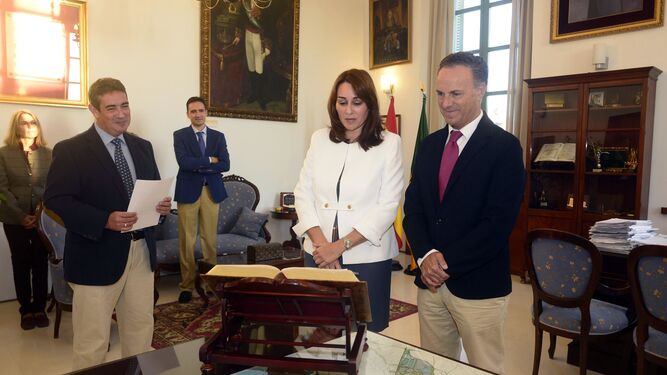 Araceli Rico junto a David de la Encina y Juan Antonio García Casas (secretario del Ayuntamiento) en la toma de posesión.