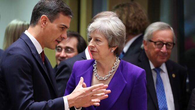 El presidente del Gobierno, Pedro Sánchez, charla con la primera ministra británica, Theresa May, el jueves al comienzo de la segunda jornada consecutiva de la cumbre europea de Bruselas.