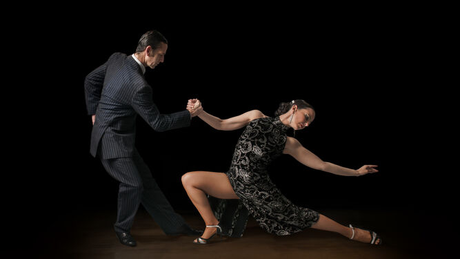 Alberto Sahagún y Cristina del Castillo bailan un tango en una imagen promocional.