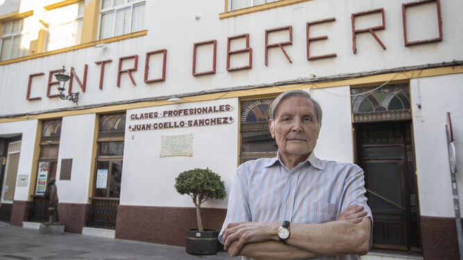 Juan Coello Cruz, a las puertas del Centro Obrero, en la calle Rosario.
