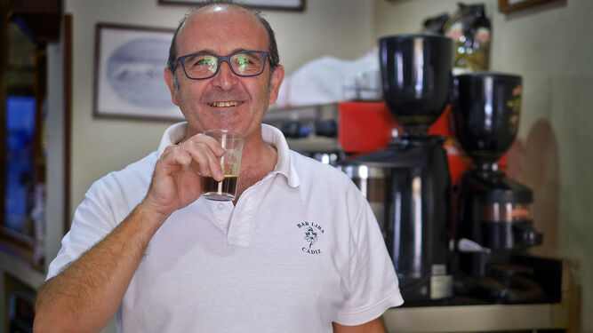 Carlos López toma café en su bar El Liba