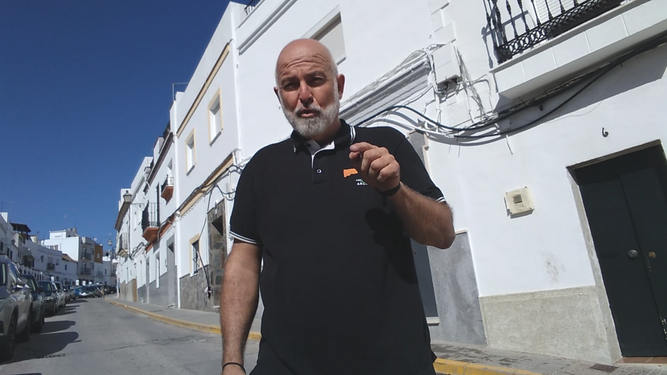El portavoz de Andalucía Por Sí  en la calle Gomeles