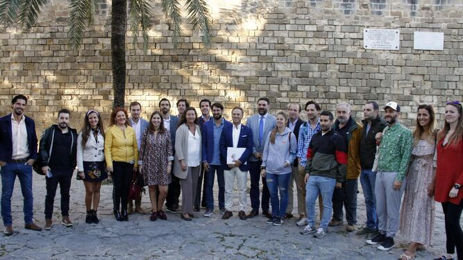 El grupo de blogueros, junto con los políticos, esta mañana a las puertas del palacio de Araníbar.