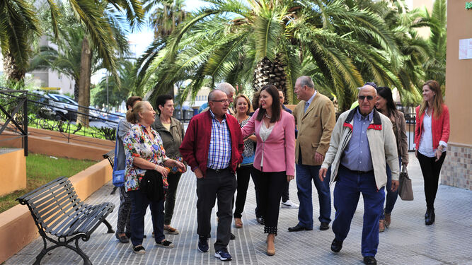 La alcaldesa, Patricia Cavada, con los vecinos de la zona.