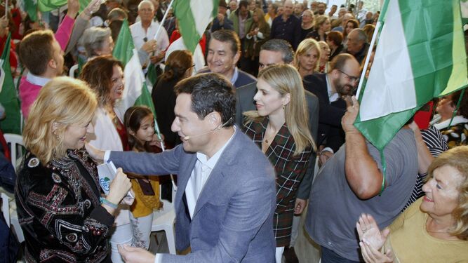 El candidato Juanma Moreno con su esposa ,Manuela Villena, a su entrada en el evento.