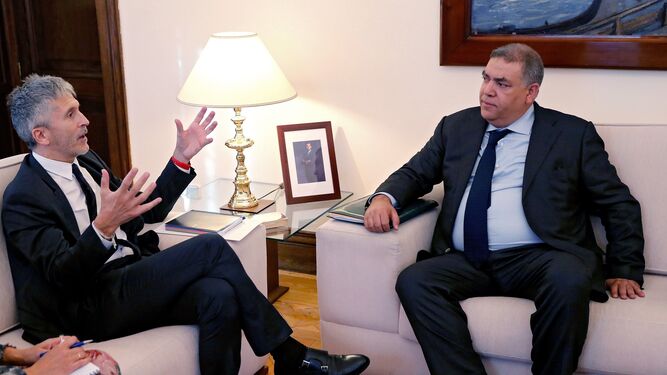 El ministro del Interior, Fernando Grande-Marlaska, conversa este sábado con su homólogo marroquí, Abdelouafi Laftit.