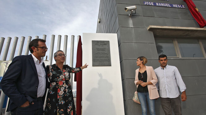 La viuda de Hesle, junto a sus hijos y al alcalde, señala la placa que explica quién era su marido, colocada bajo el recién inaugurado nombre del Paseo.