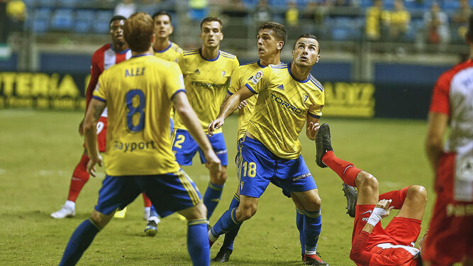 Varios jugadores del Cádiz CF, atentos durante el partido contra el Sporting.