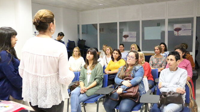 Presentación del curso en la sede de la Delegación de Mujer, en la calle Rosa.