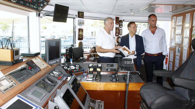 El alcalde entregó una metopa a los responsables del crucero fluvial La Belle de Cádix.