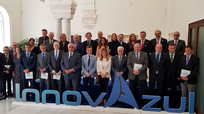 Foto de familia tras la presentación de InnovAzul 2018, ayer en el Palacio de San Telmo de Sevilla.
