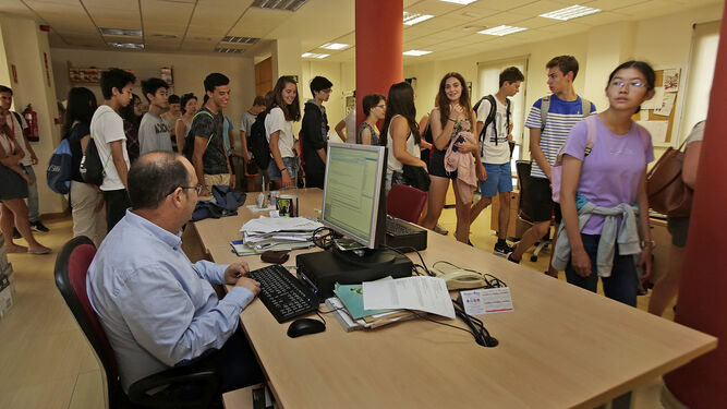 Jóvenes visitan la redacción del Diario en el Edificio Fénix.