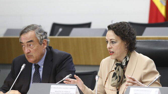 La ministra de Trabajo, Magdalena Valerio, y el presidente de la CEOE, Juan Rosell, en la sede de la CEOE, ayer.