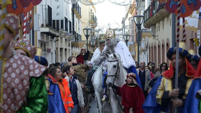 Imagen de los Reyes Magos del año pasado llegando en caballo a la plaza Isaac Peral.