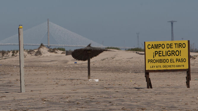 Cartel de aviso de la cercanía del campo de tiro en la playa de Camposoto, en una imagen de archivo.