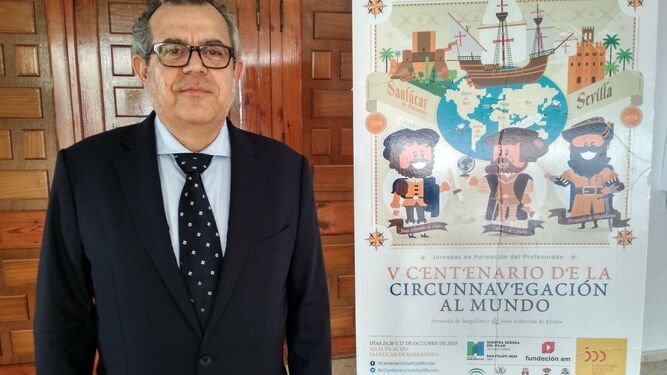 Manuel Lucena, investigador del CSIC, junto al cartel anunciador de las jornadas.