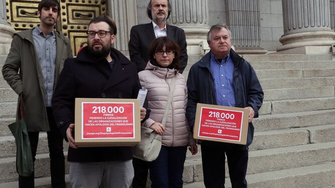 Miembros de la Asociación para la Recuperación de la Memoria Histórica entregando en el Congreso 218.600 firmas para reclamar la ilegalización de la Fundación Francisco Franco.