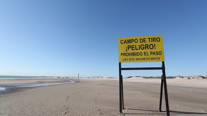 Cartel en la zona militar de la playa de Camposoto de prohibición de paso.