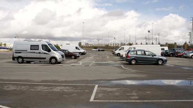 Una imagen del aparcamiento de la Pasarela, donde se ha prohibido el estacionamiento de caravanas.