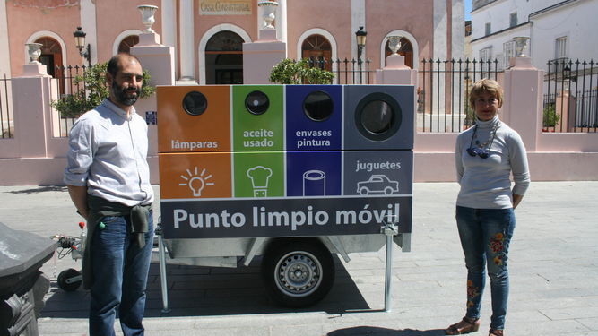 Antonio Romero y María Merello durante la presentación del Punto Limpio Móvil, en mayo.
