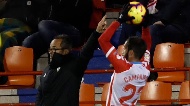 Álvaro Cervera hace una indicación mientras un rival saca de banda.