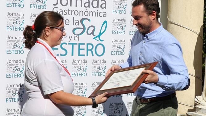 Carlos León, de la Academia Andaluza de Gastronomía, recogiendo el premio.