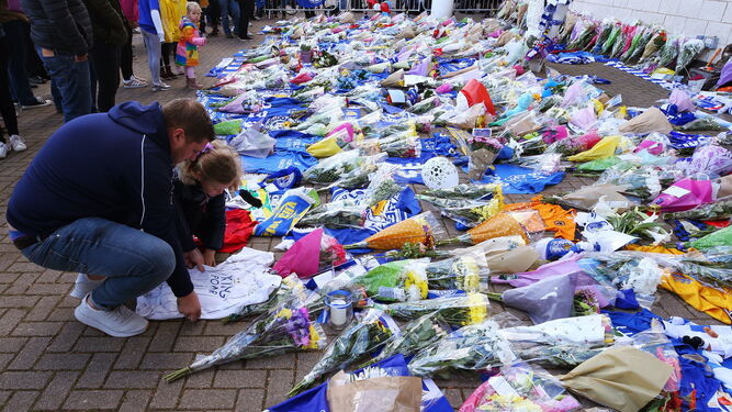 Muestras de condolencia en el estadio del Leicester City