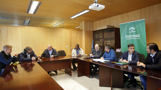 El delegado territorial de Medio Ambiente, Ángel Acuña, preside una reunión con propietarios de chiringuitos.