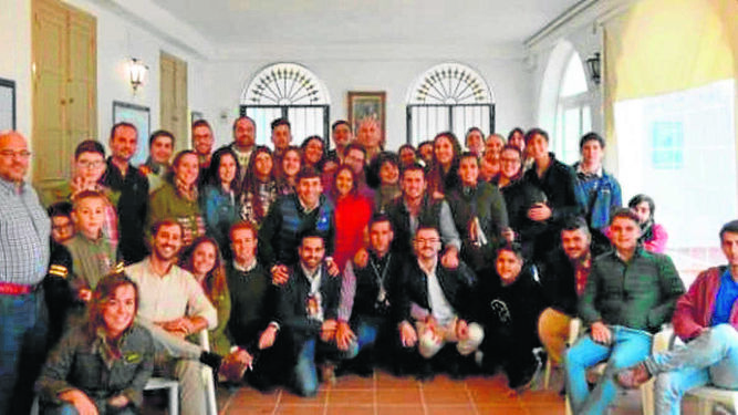 El grupo de jóvenes cofrades gaditanos durante la convivenica en el Rocío, organizado por el Consejo de Hermandades y Cofradías de Cádiz.