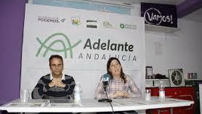 Los portavoces de Podemos El Puerto, Alejandro Gutiérrez y Alexandra Orgaz.